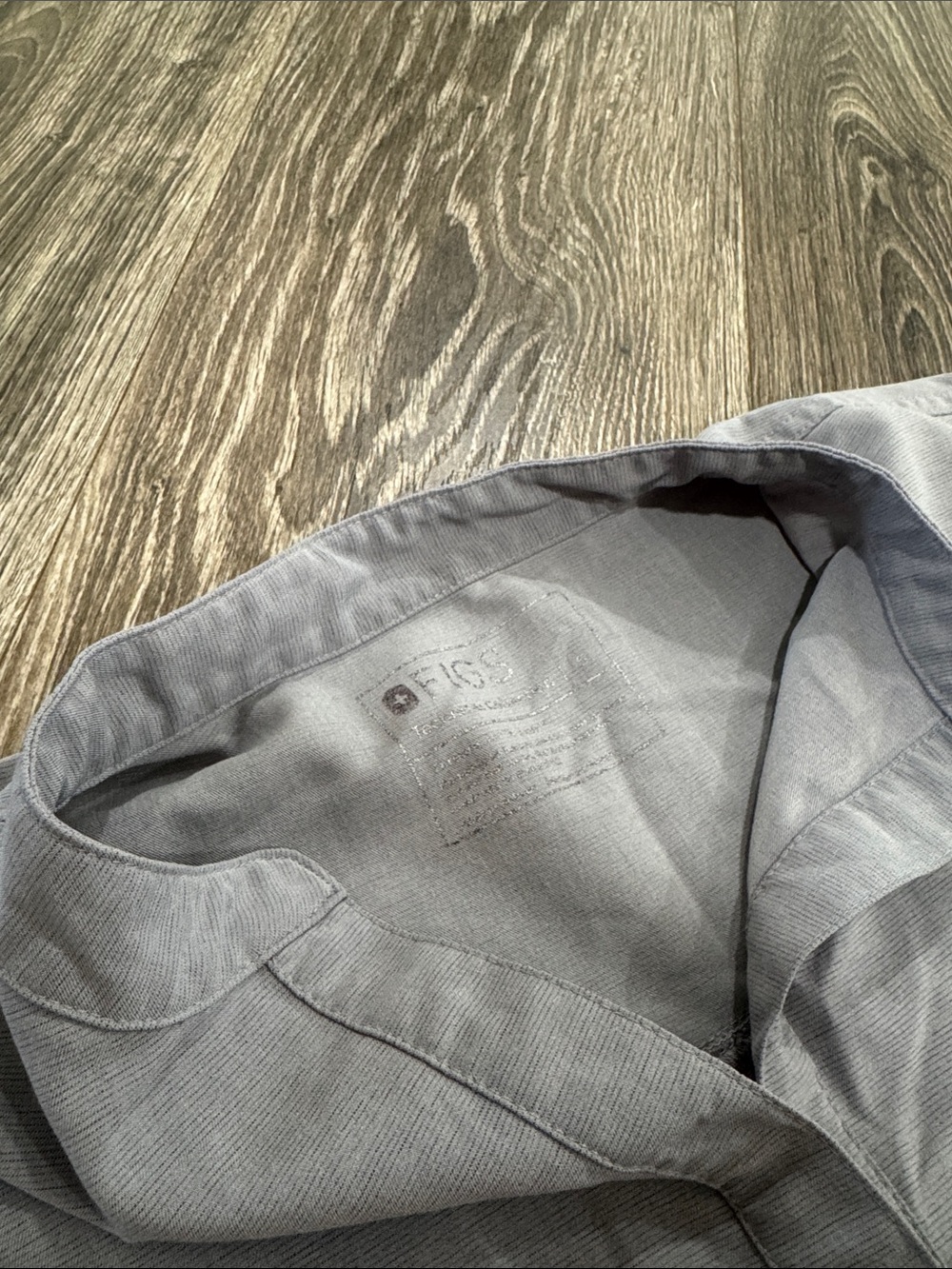 Light grey Rafaela figs scrub top - Picture 2 of 2